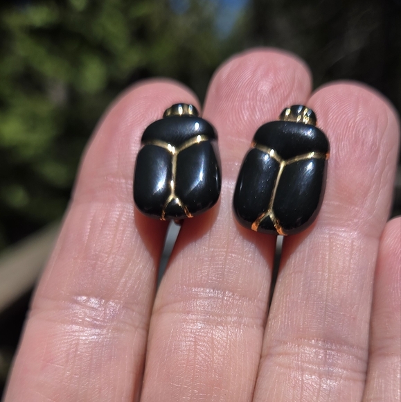 Black Porcelian & Gold Scarab Screw On Vintage Earrings - Picture 2 of 7